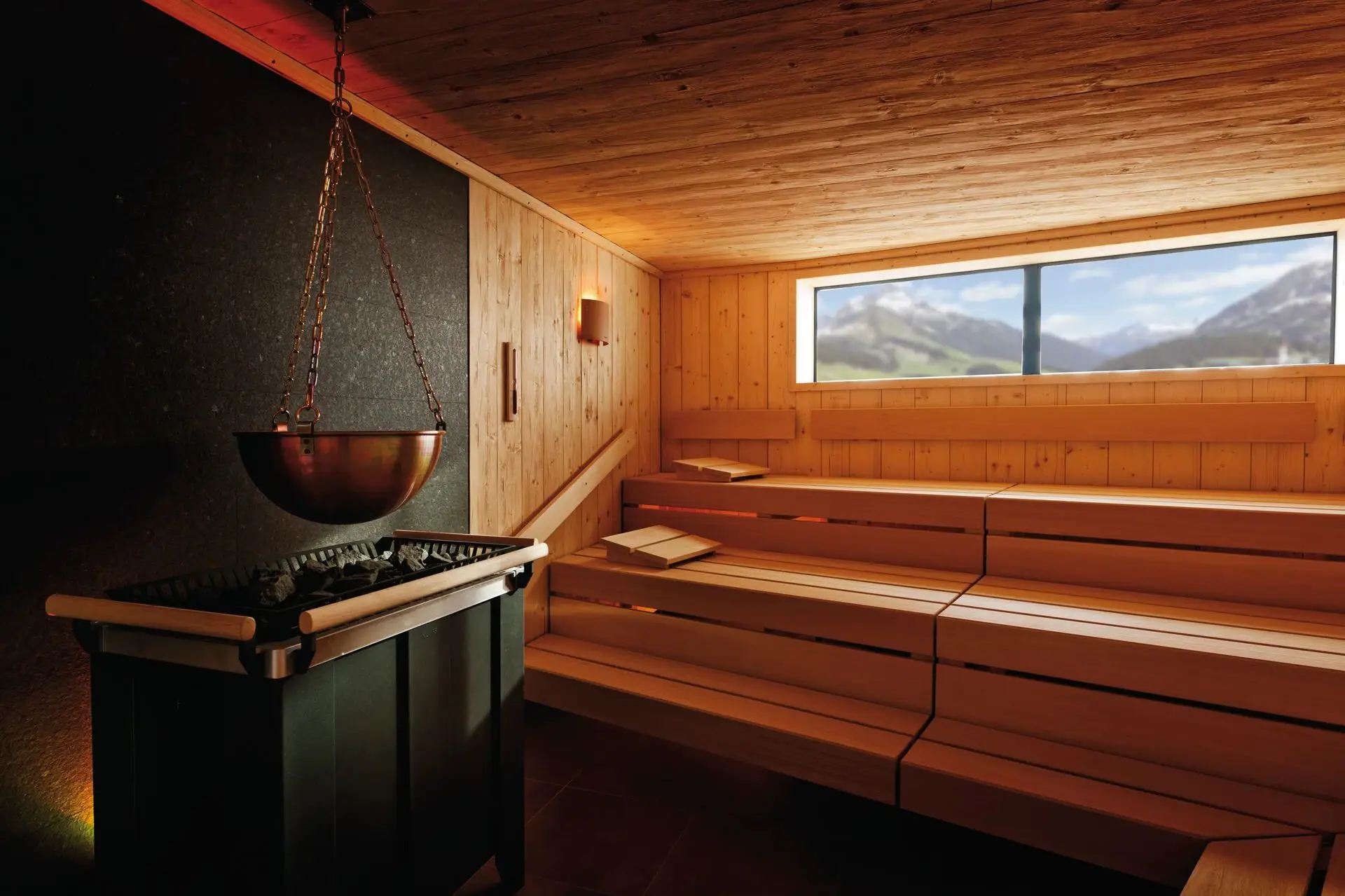 Blockhaus-Sauna im aja Warnemünde Sauna mit großer Schale über einem heißen Becken