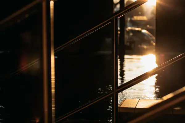 Außenpool Metallgeländer mit durchscheinendem Licht bei Nacht.