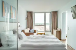 Suite Zimmer mit einem Bett, einem Stuhl und einem Tisch.