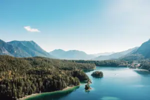 Eibsee Ein See, umgeben von Bäumen und Bergen.