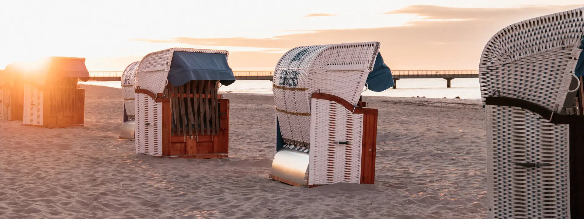 Strandkörbe in Grömitz Eine Gruppe von Strandkörben am Strand.