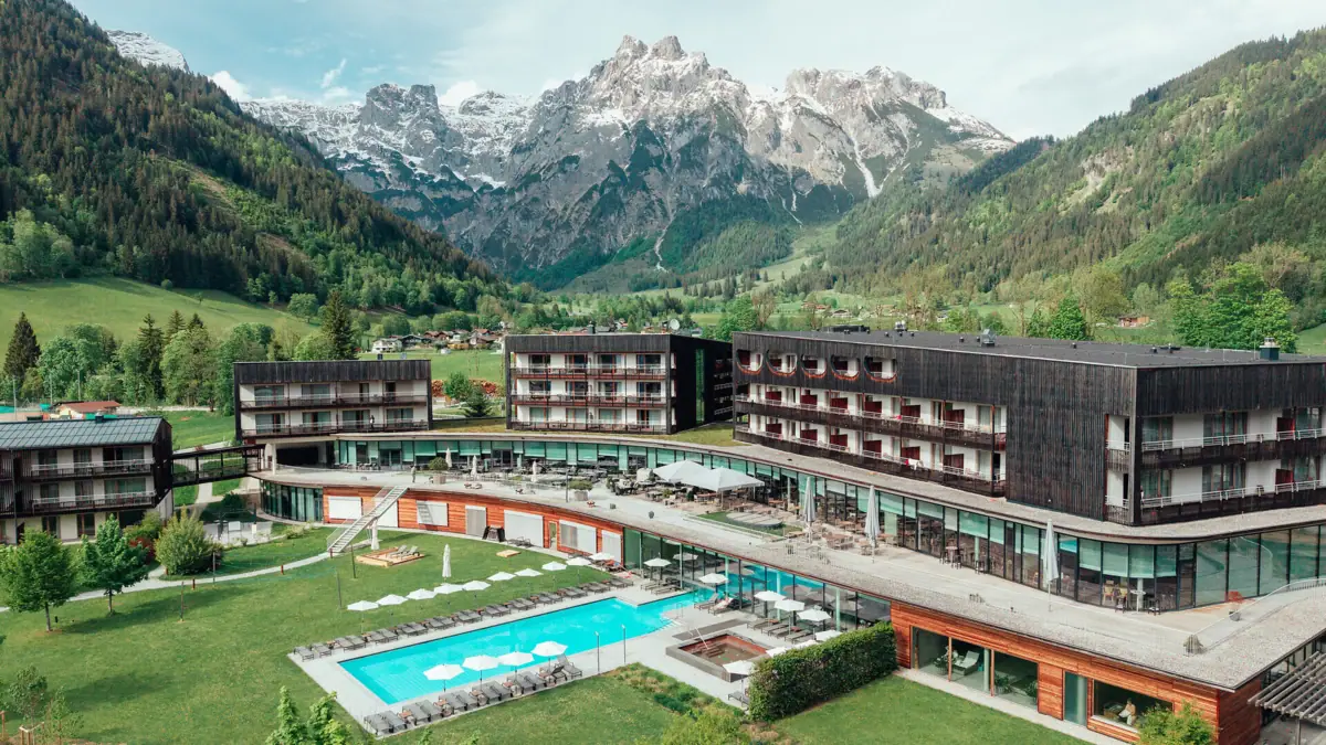 Bergresort Werfenweng Hotel mit Swimmingpool und Bergen im Hintergrund