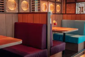 Bar Ein Tisch und Stühle in einem Restaurant.