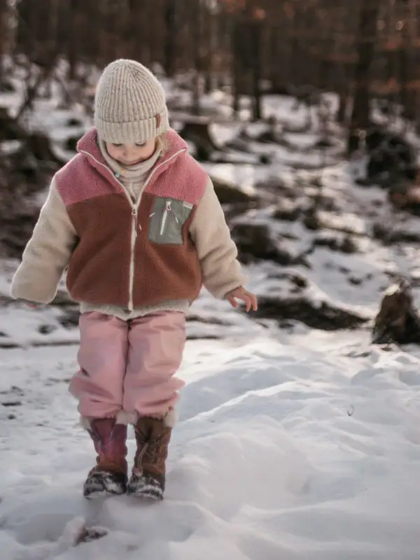 Kind im Winterurlaub Ein Kind läuft im Schnee.