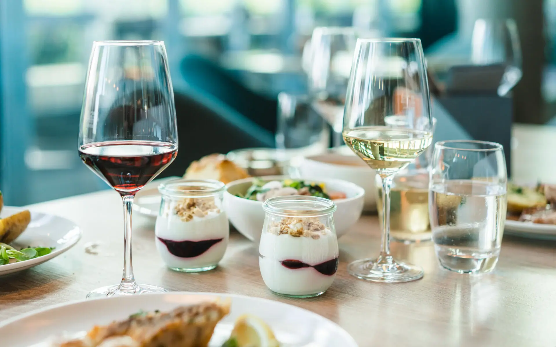Wein Ein gedeckter Tisch zum Abendessen mit Weingläsern