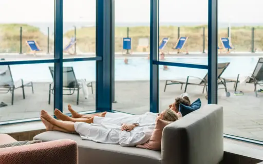Zwei Personen relaxen im SPA-Bereich Zwei Personen relaxen im SPA-Bereich