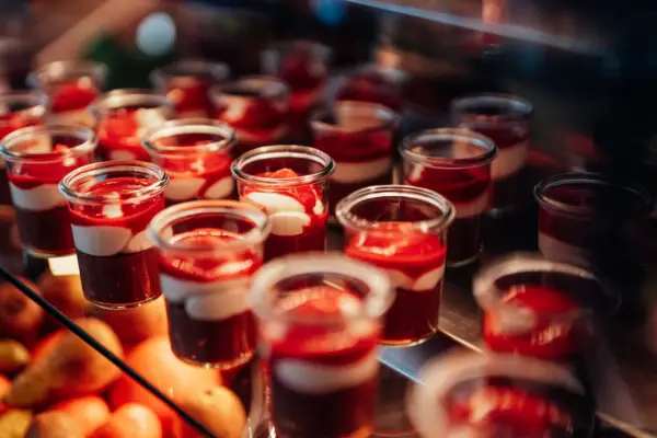 Dessert Eine Gruppe von Dessertgläsern.