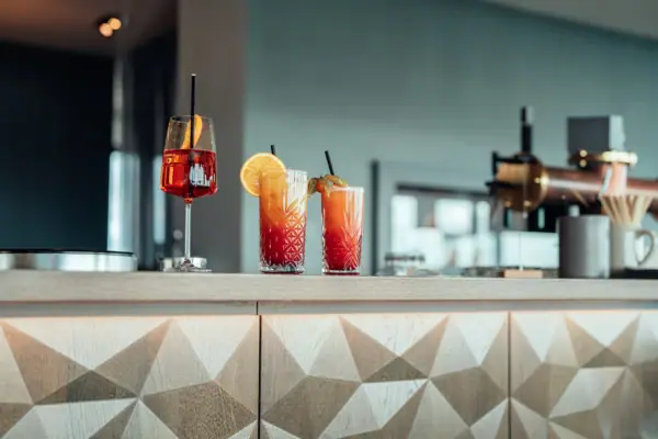 Drinks Eine Gruppe von Getränken auf einem Tresen.