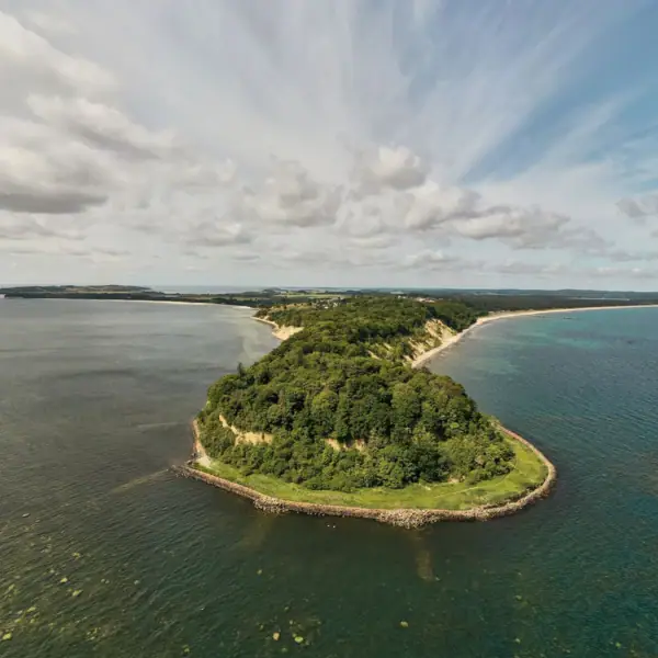 Halbinsel Mönchsgut Eine Insel, umgeben von Wasser.