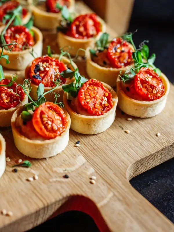 Silvester im aja Travemünde Kleine Tartelettes mit Tomaten auf einem Brett