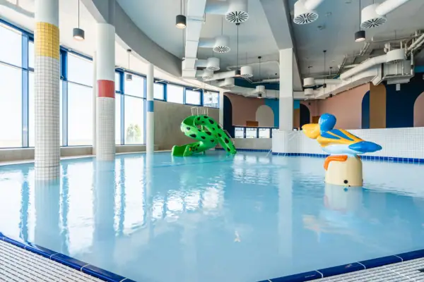 Kinderbereich im aja Warnemünde Ein großer Pool mit Wasserrutsche.