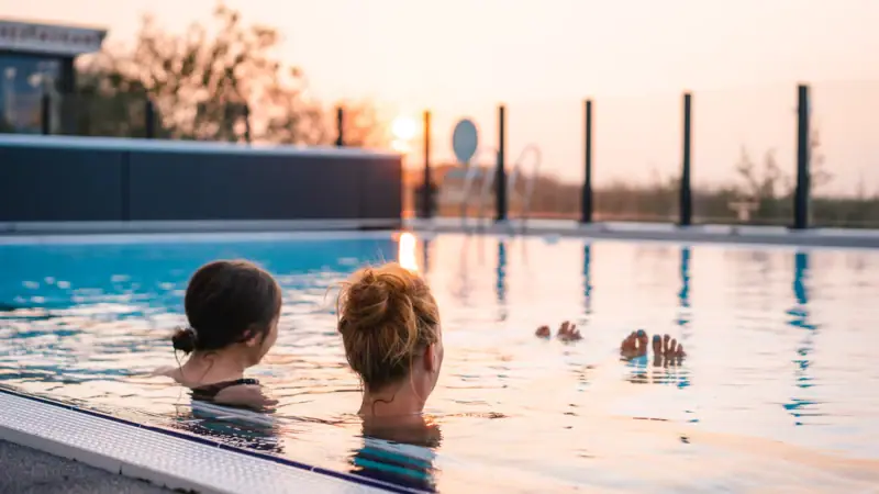 Außenpool im aja Warnemünde Zwei Frauen in einem Pool.
