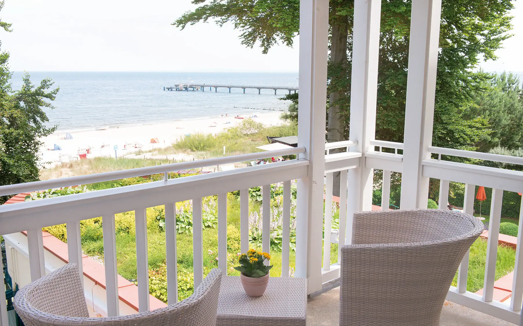 Balkon aja Bansin Einladende Terrasse mit Stühlen und Blick auf den Strand.