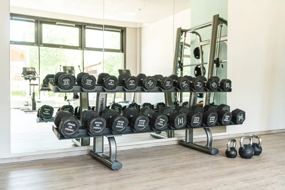 Fitnessraum Ein Regal mit Gewichten in einem Fitnessstudio.