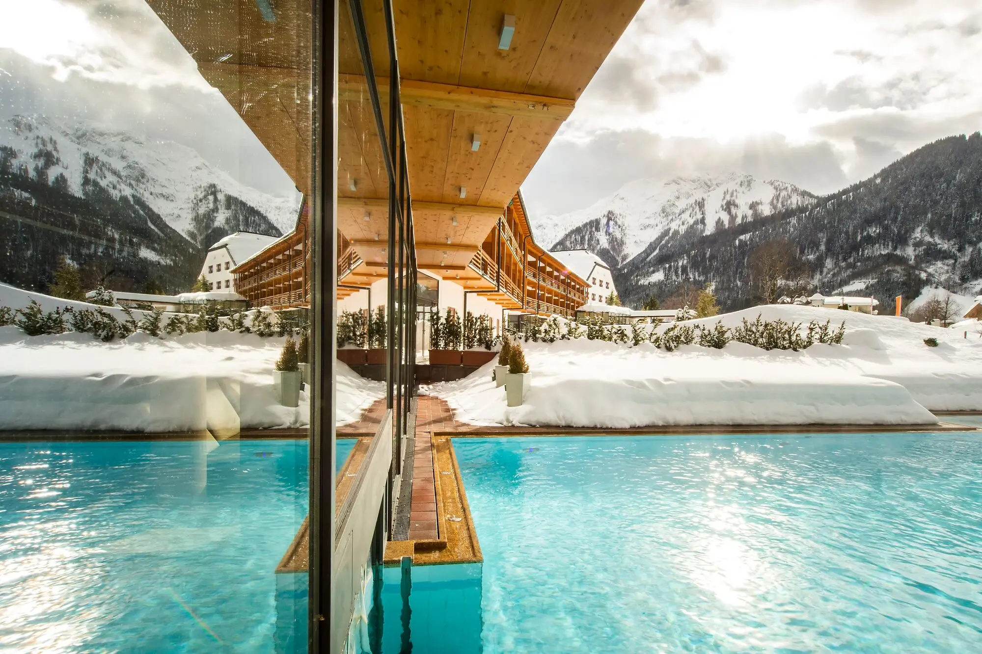Fürstenhaus am Achensee im Winter Schwimmbad im Freien mit schneebedeckten Bergen im Hintergrund.