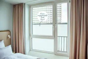 aja Spar-Zimmer Ein Fenster mit einem weißen Schild darauf.