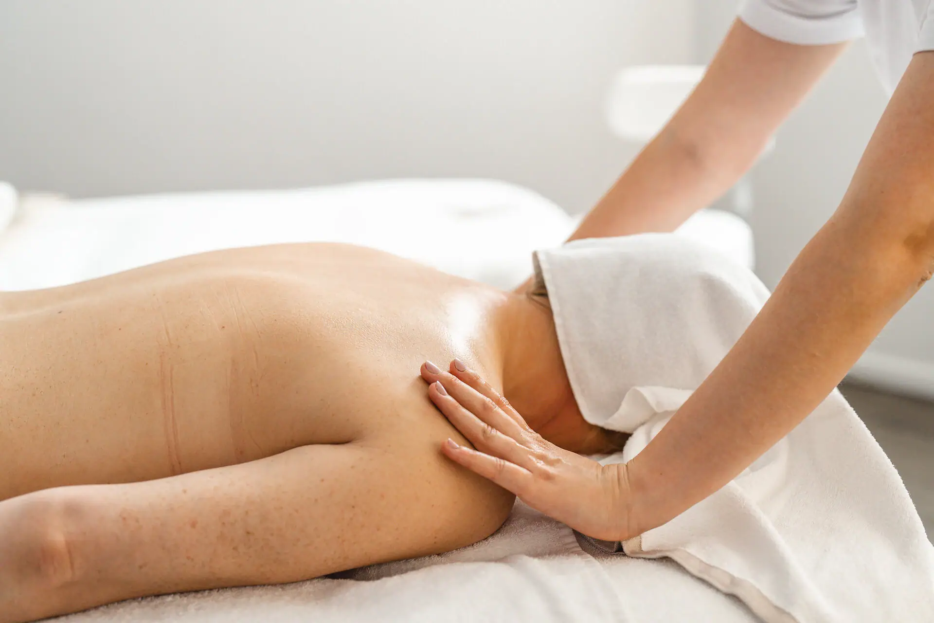 Rückenmassage Eine Person erhält eine Rückenmassage.