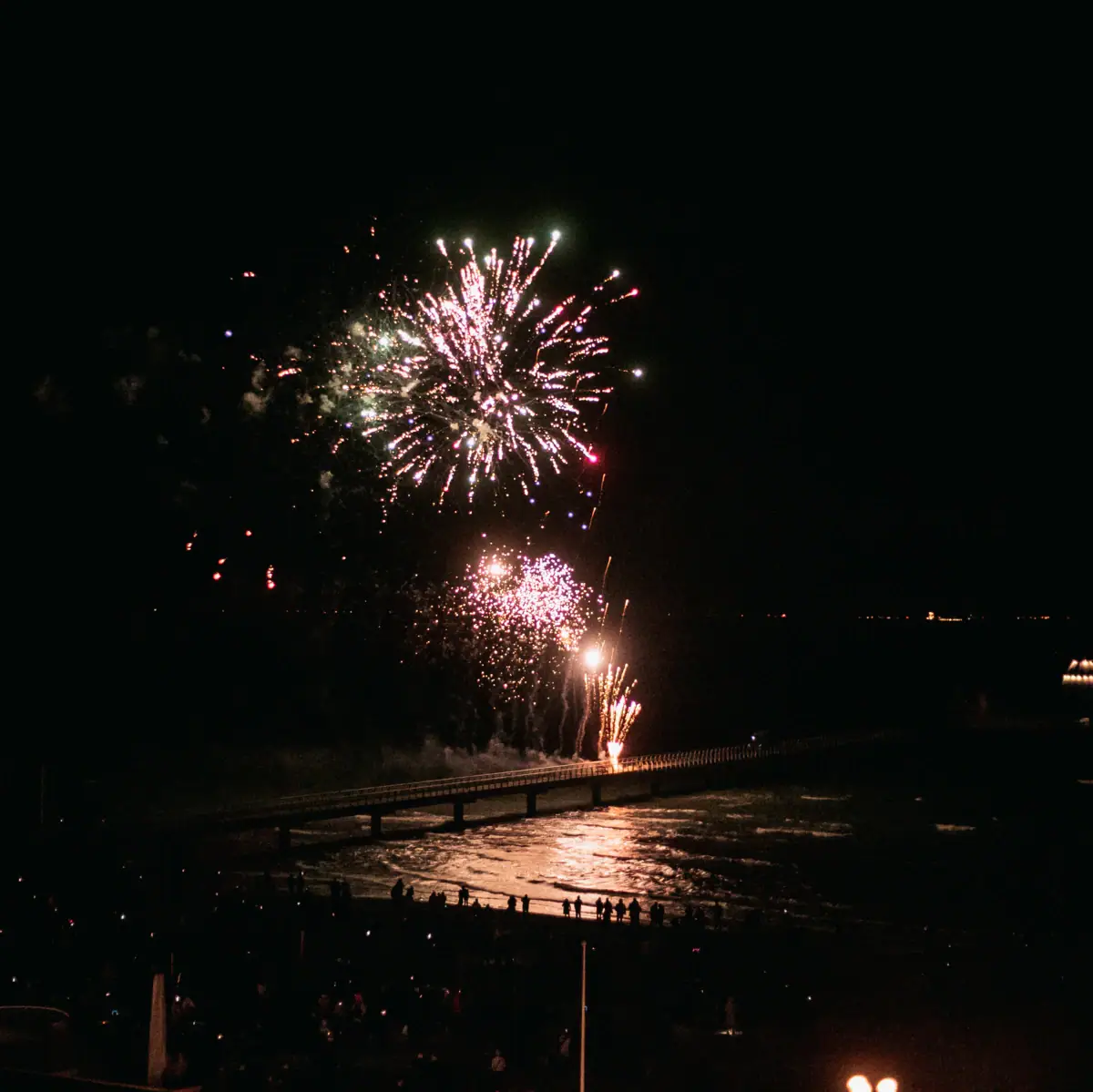 Feuerwerk an der Seebrücke Feuerwerk am Nachthimmel