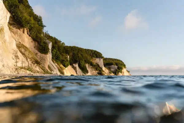 Kreidefelsen Klippe mit Bäumen am Wasser im Freien