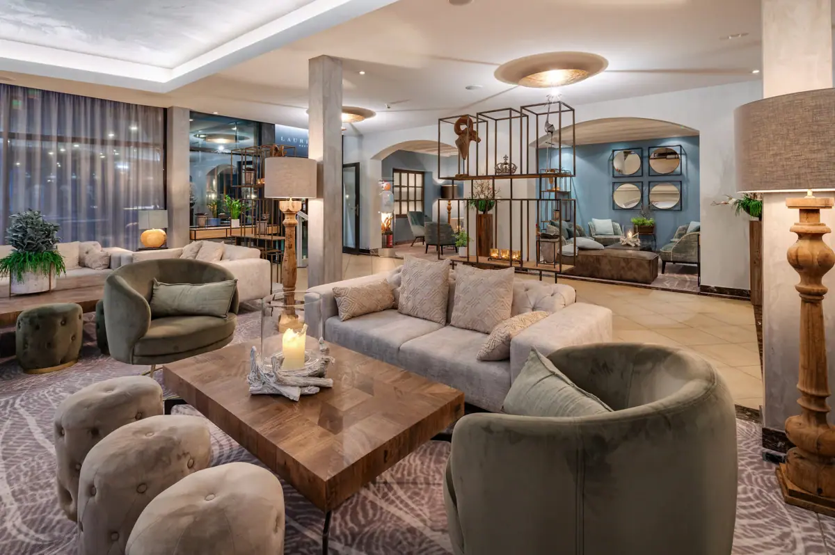aja Fürstenhaus am Achensee Lobby Die Lobby vom aja Fürstenhaus am Achensee mit vielen Sesseln.