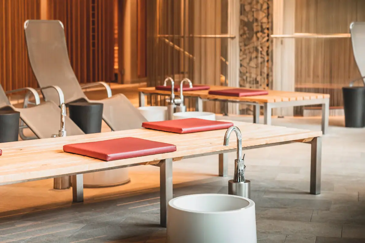 Ruheraum im aja Werfenweng Liegen mit Kneipp-Becken