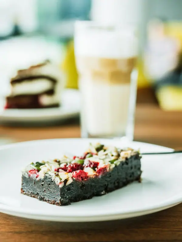 Brownie Ein Stück Kuchen auf einem Teller.