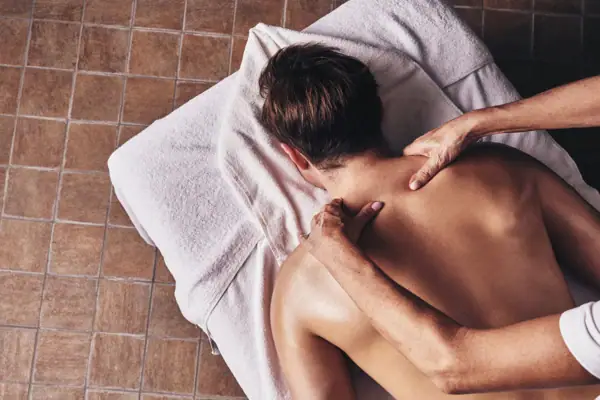 Rückenmassage Eine Person liegt auf einem Massagetisch.