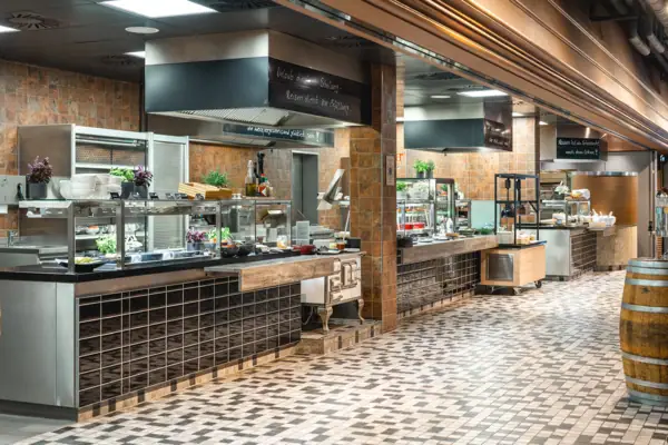 Restaurant aja Bad Saarow Eine Küche mit Essen auf der Arbeitsplatte.