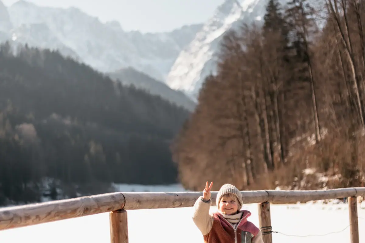 Kind im Schnee Ein Kind steht im Schnee.