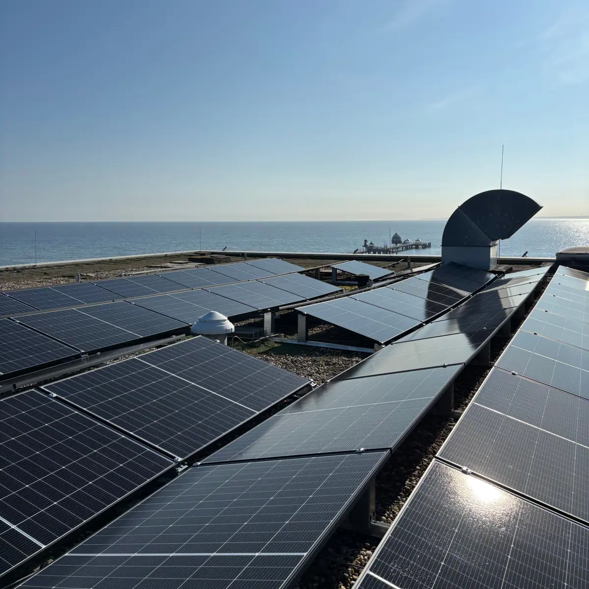 Photovoltaik-Anlage Solarmodule am Strand unter klarem Himmel