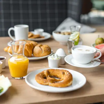 Frühstück Ein Tisch mit verschiedenen Speisen und Getränken.