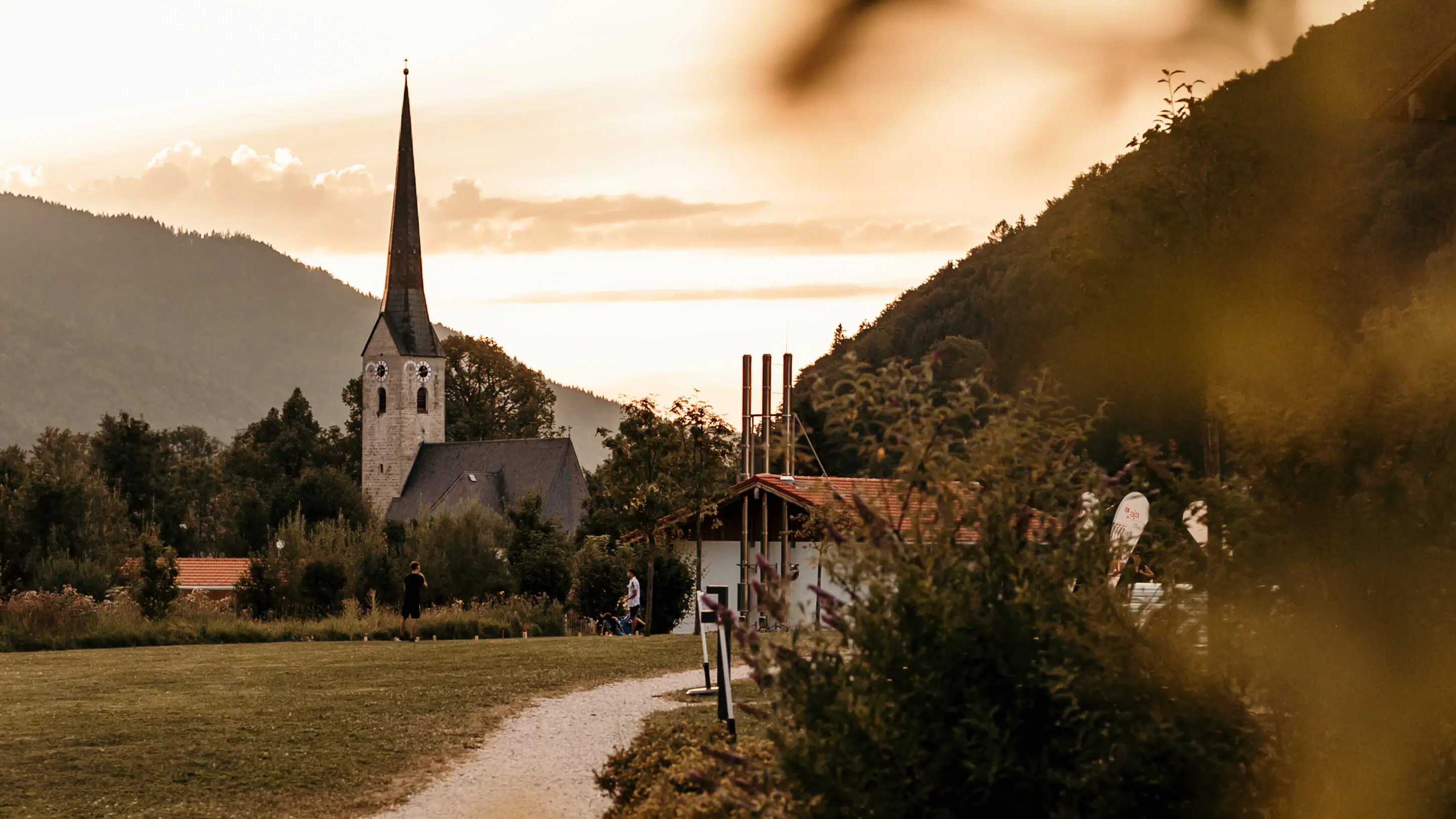 Ruhpolding Ein Weg, der zu einer Kirche führt.