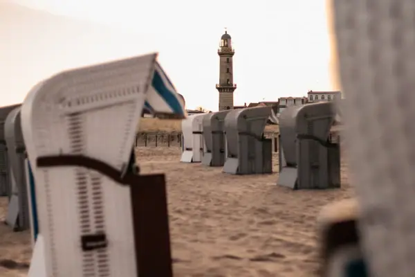 Leuchtturm Ein Strandkorb am Strand.