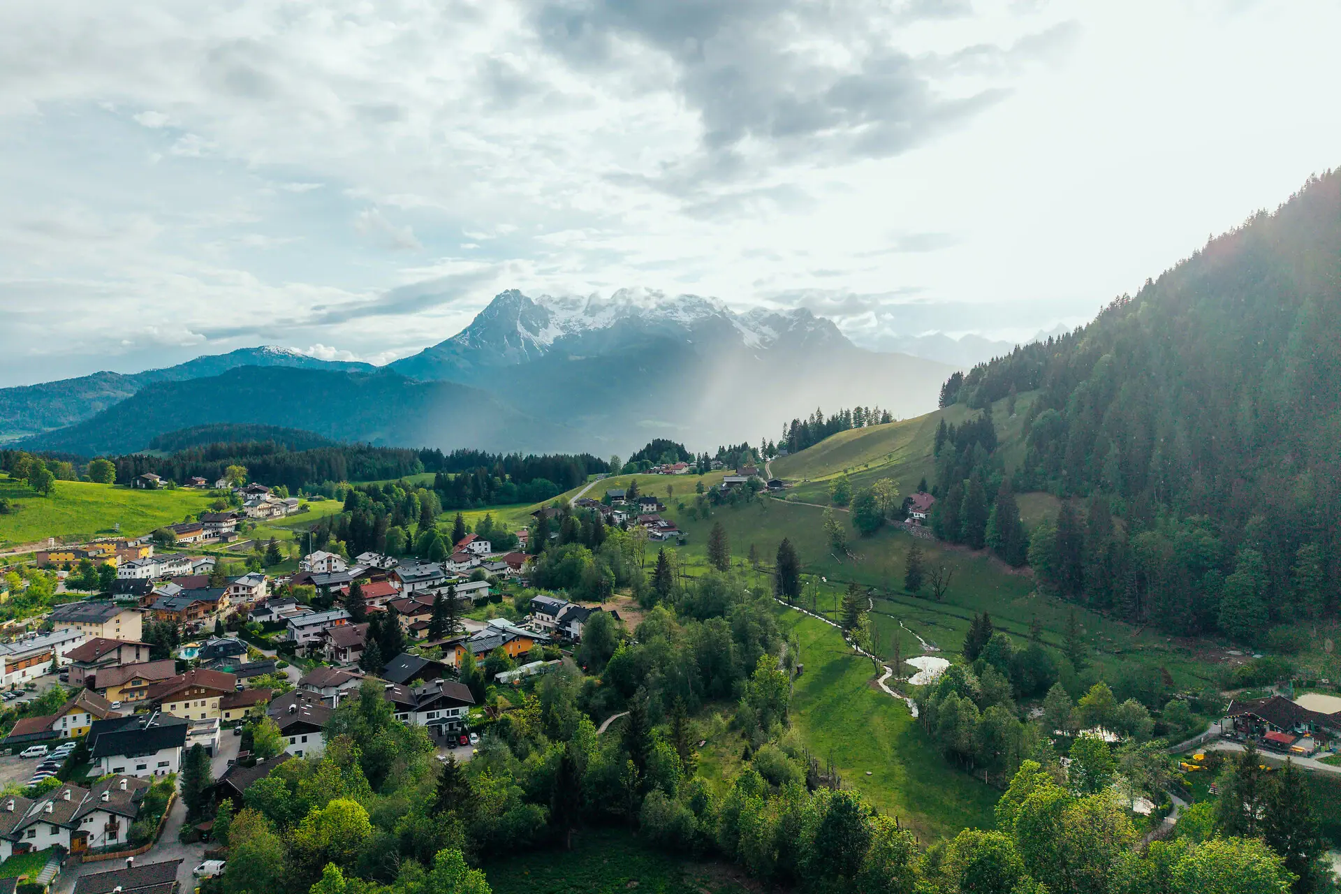 Werfenweng Eine Stadt in einem Tal mit Bäumen und Bergen.
