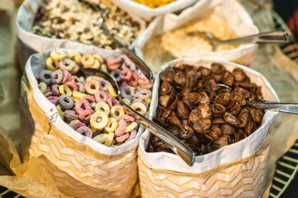 Eine Gruppe von Müslitüten mit Löffeln.