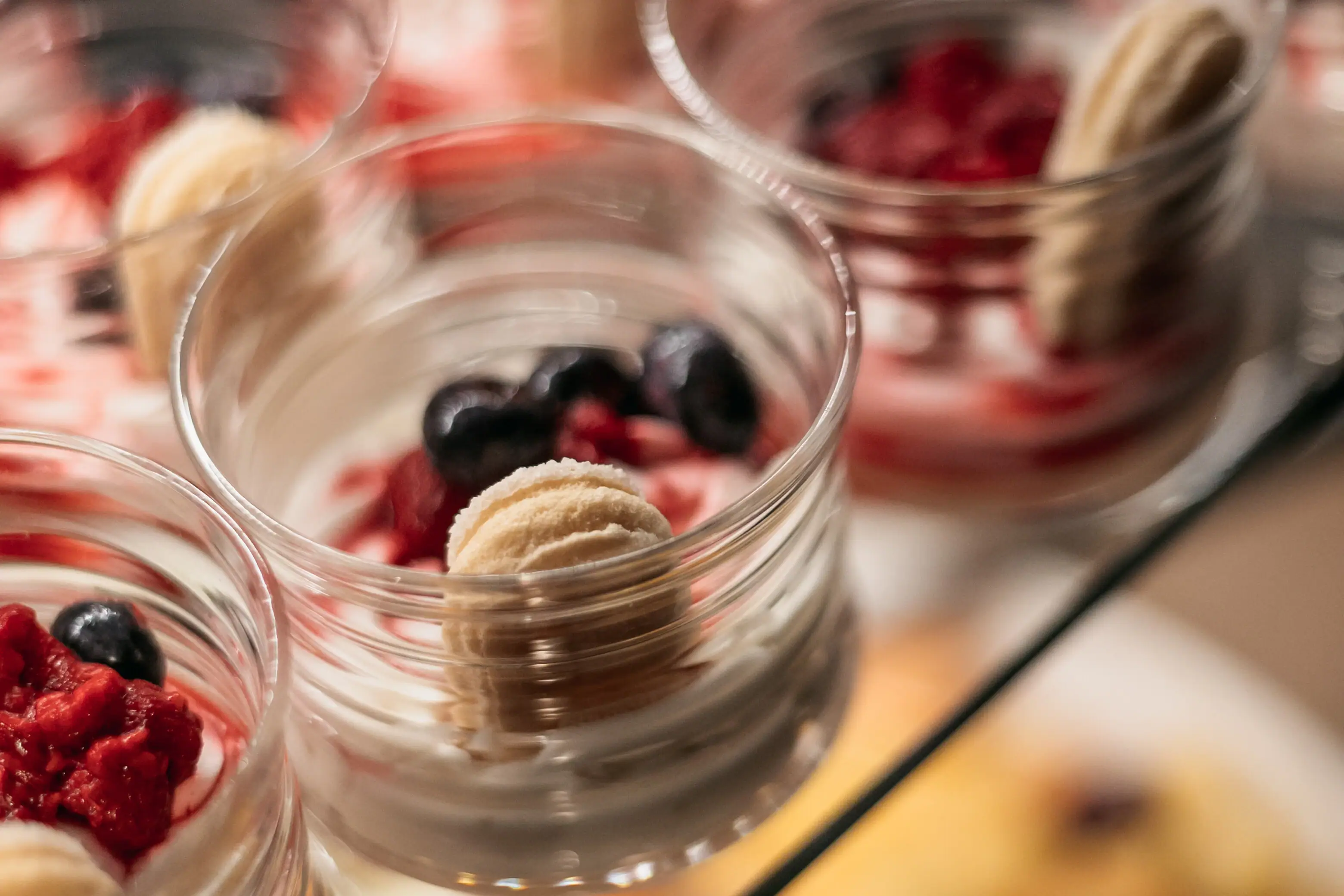 Silvester im aja Warnemünde Eine Gruppe von Dessertgläsern mit süßen Leckereien und Früchten.