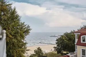 Ausblick Ein Strand mit einem Boot im Wasser.
