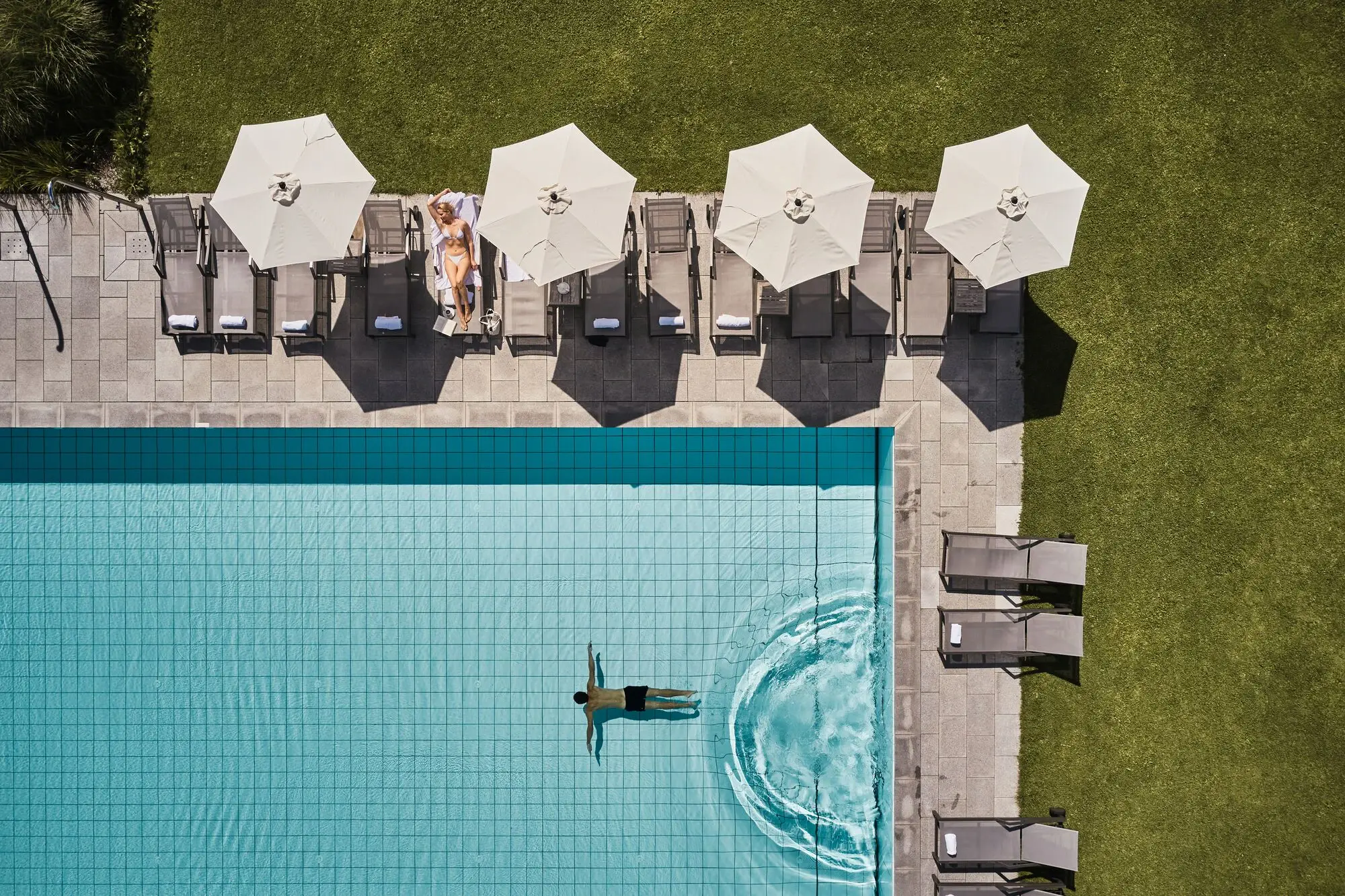 Außenpool aja Bergresort Werfenweng Eine Person schwimmt in einem Pool.