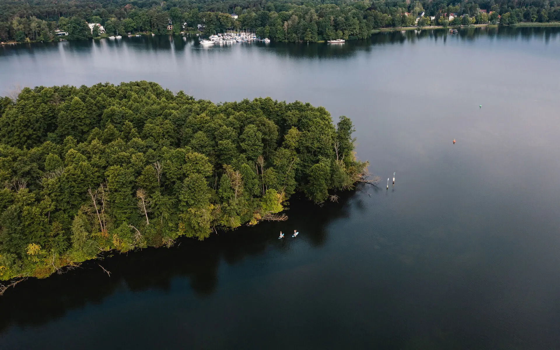 Scharmützelsee Eine Luftansicht eines Gewässers, welches von Wäldern umgrenzt ist.