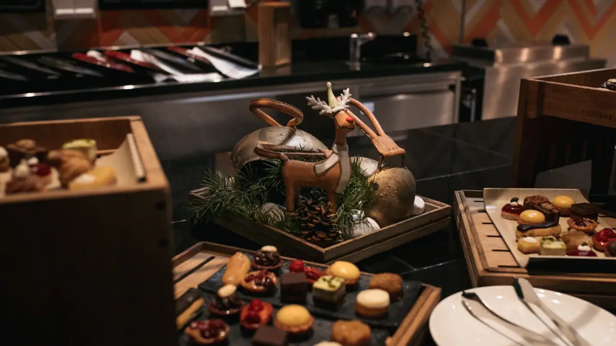 Buffet Ein Tisch mit verschiedenen Speisen darauf.