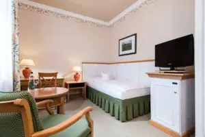 Einzelzimmer aja Nordperd & Villen Göhren Ein Zimmer mit einem Bett und einem Fernseher.