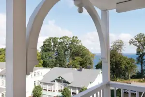 Suite Nordperd Blick von einem Balkon auf ein Haus im Freien.