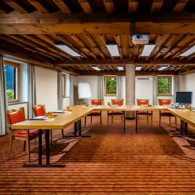 Tagungsraum Ein Raum mit einem langen Tisch und Stühlen.