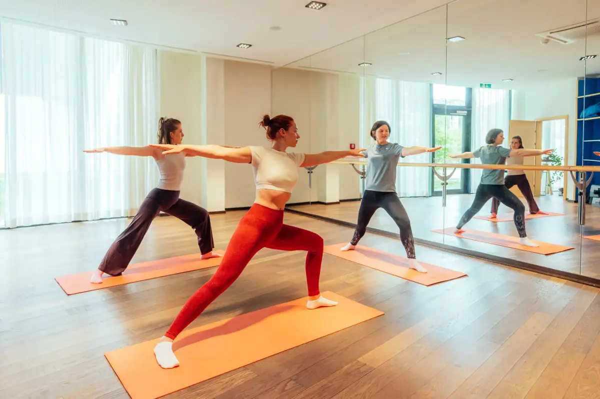 Yoga im aja Werfenweng Eine Gruppe von Frauen macht Yoga.