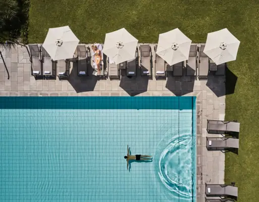 Außenpool Eine Person schwimmt in einem Pool.