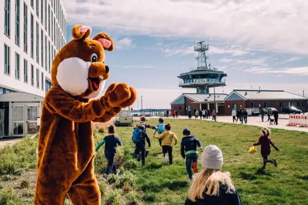 Eiersuche Eine Person in einem Kleidungsstück im Freien.