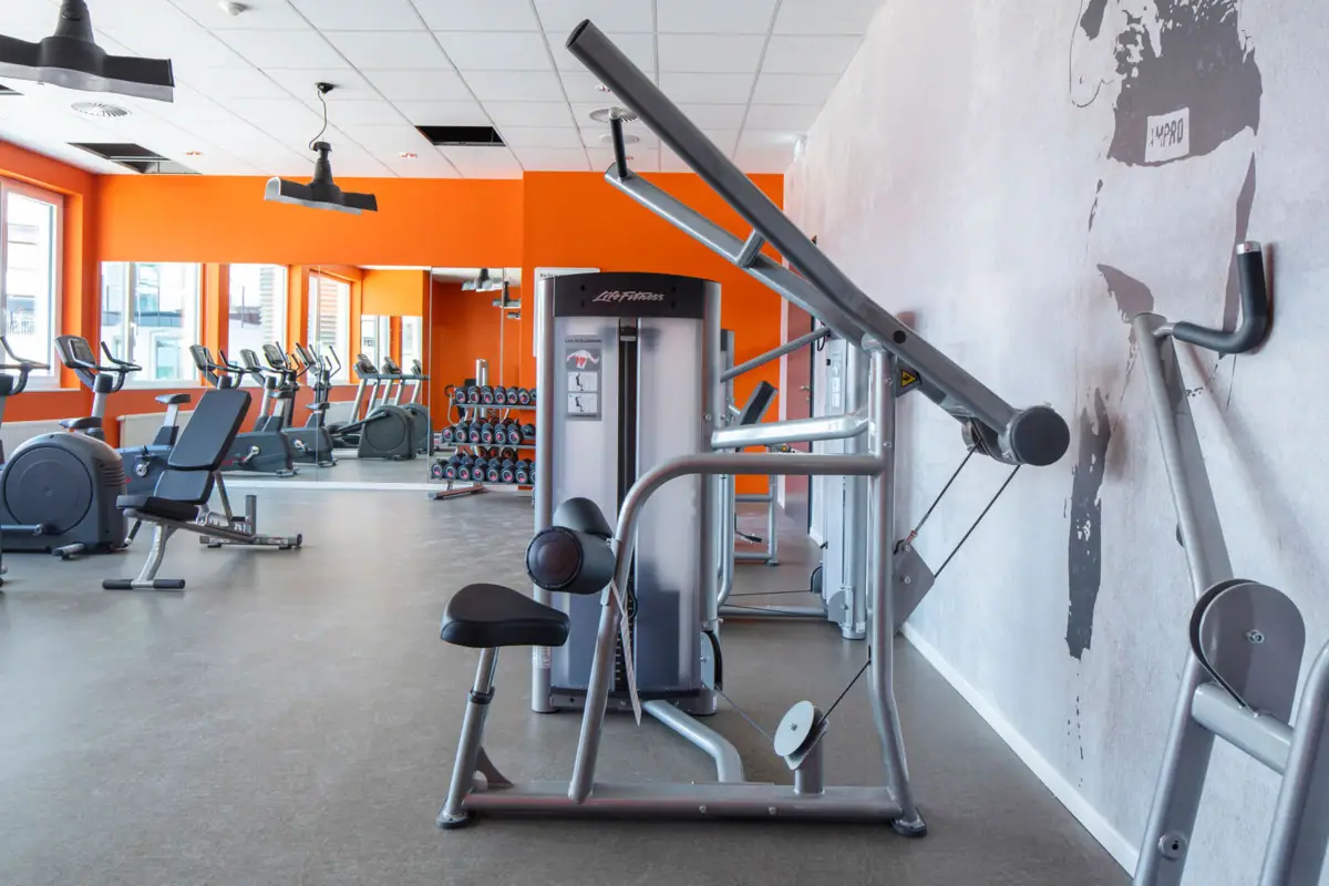 Fitnessstudio mit Trainingsgeräten