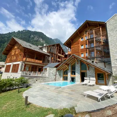 Mira Hotel Haus mit Pool und Steinterrasse