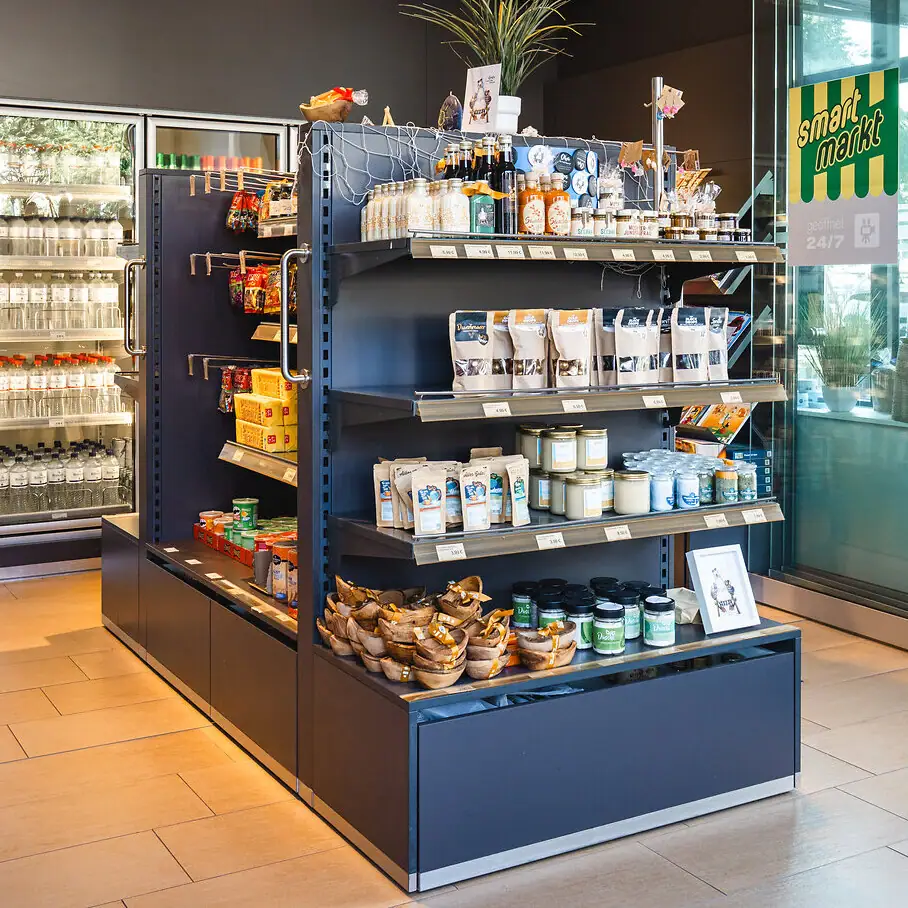 aja Shop in Warnemünde Ein Geschäft mit Regalen voller Lebensmittel und Getränke.