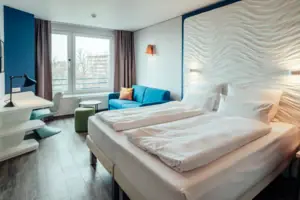 Doppelzimmer seitlicher Meerblick Ein Zimmer mit einem Bett und einem Sofa.